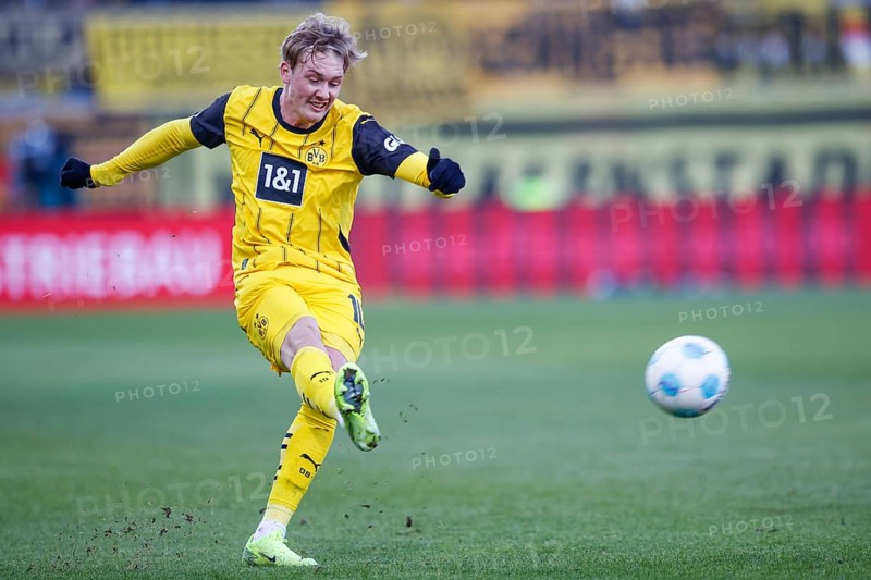 Germany: Soccer 1st Bundesliga, Matchday 20 - 1. FC Heidenheim vs. Borussia Dortmund - Voith-Arena Heidenheim: Julian BRANDT Borussia Dortmund shoots the ball to the right and crosses