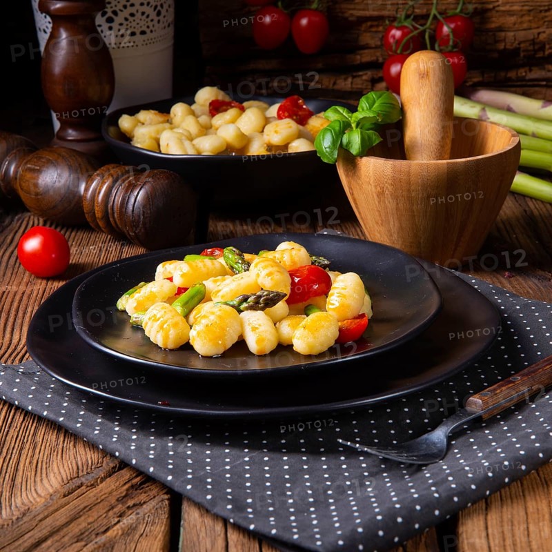 Crispy gnocchi with roasted asparagus and tomatoes