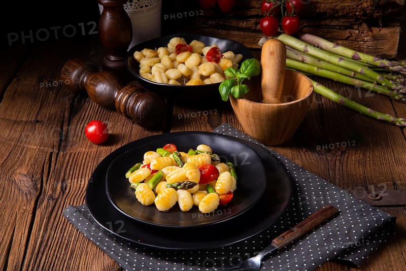 Crispy gnocchi with roasted asparagus and tomatoes