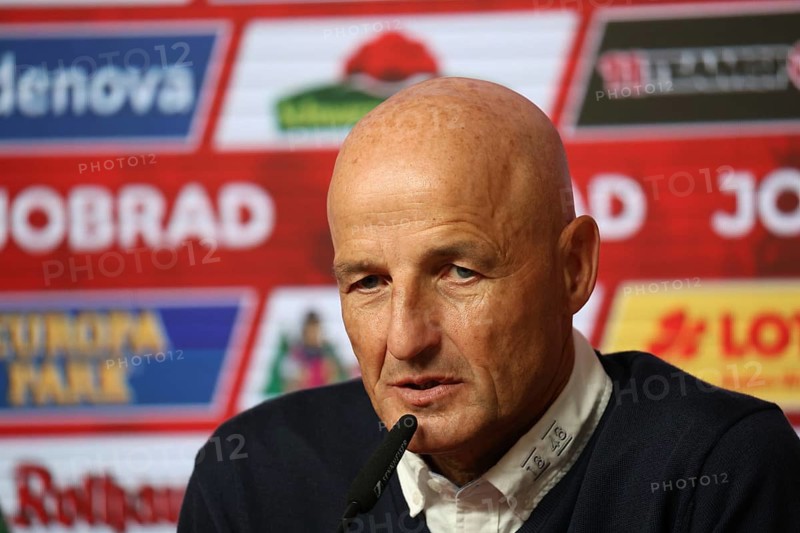 Coach Peter Zeidler (VfL Bochum) at press conference, PK after the match of the 1st FBL: 24-25: 3rd Spt. SC Freiburg - VfL Bochum DFL REGULATES PROHIBIT ANY USE OF PHOTOGRAPHS AS IMAGE SEQUENCES AND/OR QUASI-VIDEONan Photo: Joachim Hahne/johapress, Freiburg, Germany / Germany