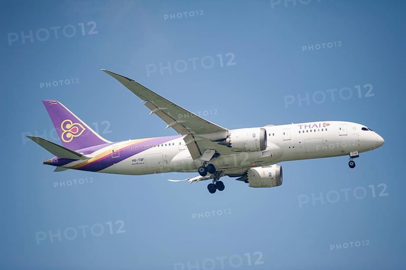 30.07.2023, Singapore, Republic of Singapore, Asia, A Thai Airways Boeing 787-8 Dreamliner passenger aircraft, registration HS-TQF, on approach to Changi International Airport. Thai is a member of the Star Alliance airline alliance, an international network of airlines, Asia