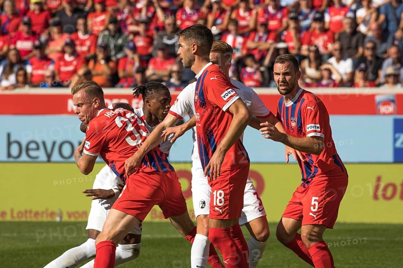 Football match, from left to right Lennard MALONEY 1.FC Heidenheim, Junior ADAMU SC Freiburg, Marvin PIERINGER 1.FC Heidenheim, Philipp LIENHART SC Freiburg and Benedikt GIMBER 1.FC Heidenheim fight for the right place in front of the corner kick, football stadium Voith-Arena, Heidenheim