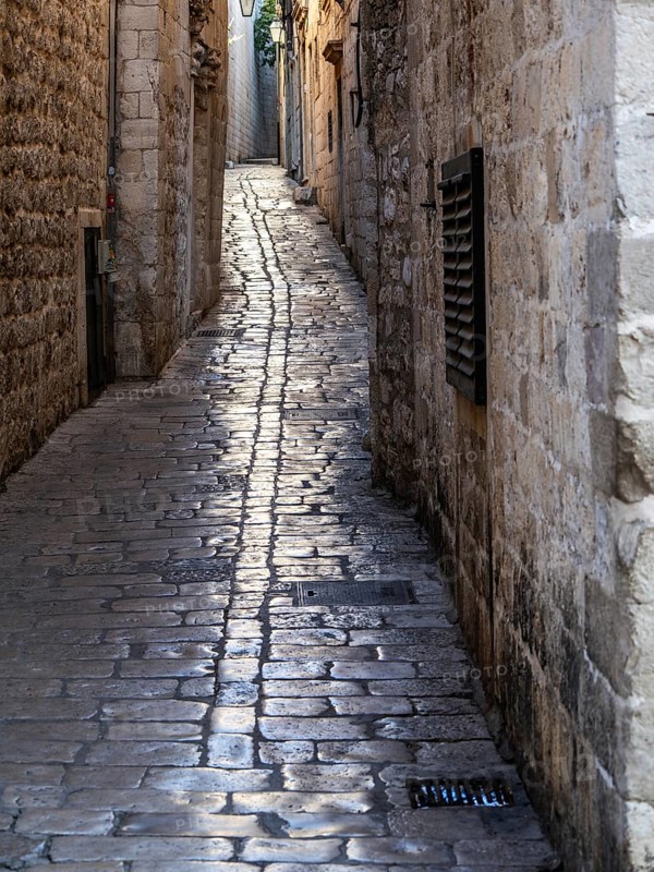 Alley in the old town centre, Dubrovnik, Dalmatia, Croatia, Europe