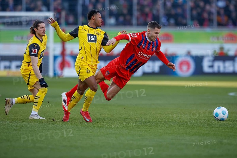 Germany: Soccer 1st Bundesliga, Matchday 20 - 1. FC Heidenheim vs. Borussia Dortmund - Voith-Arena Heidenheim: Marvin PIERINGER 1. FC Heidenheim right on the ball is fouled by Julien DURANVILLE Borussia Dortmund, Marvin PIERINGER 1. FC Heidenheim is literally in the air, left outside Marcel SABITZER Borussia Dortmund watches the action