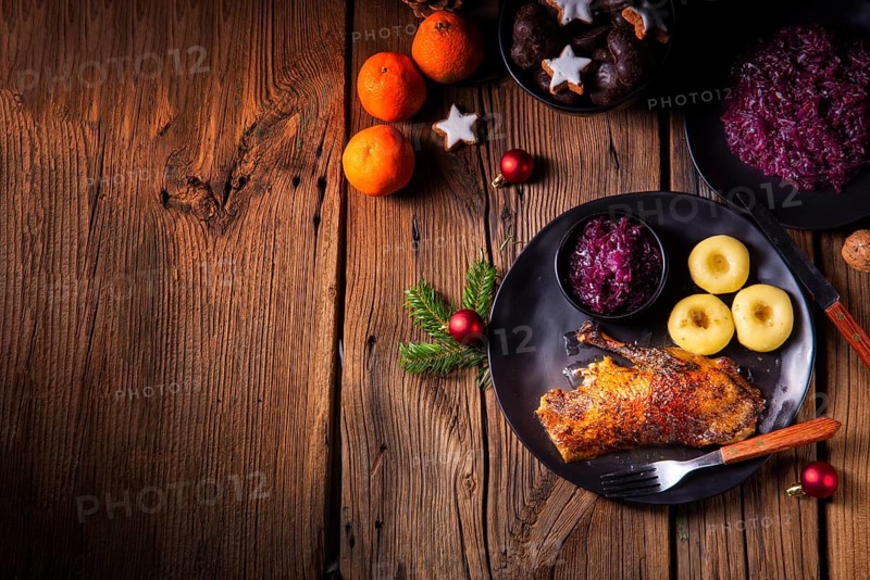 Klassische und knusprige geröstete ente mit kohl und knödel