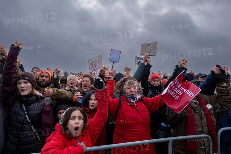 Germany, Berlin, 3 February 2024, Protest against the rise of right-wing extremism, called by the alliance Hand in Hand, Jetzt solidarisch aktiv werden! . Following a rally on the lawn in front of the Reichstag building, human chain as a symbolic firewall, Europe