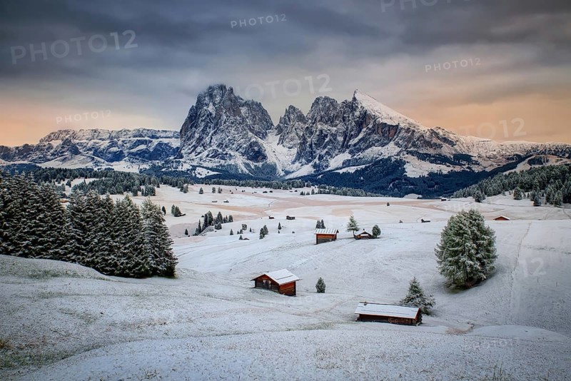 Snowy Alpe di Siusi, Seiser Alm, Sassolungo a Sassoplatto before sunrise
