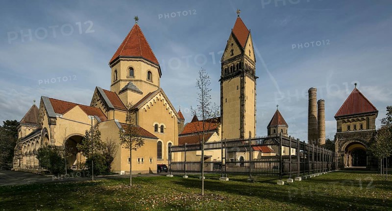 Leipzig, South Cemetery, west chapel on the left, bell tower in the centre, crematorium by Otto Wilhelm Scharenberg on the right 1905-1910