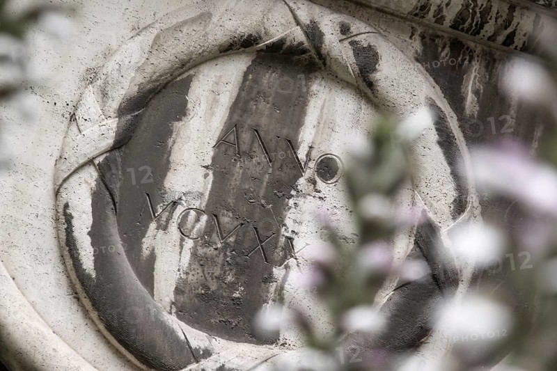 Anno 1922 chiselled in stone in Roman numerals