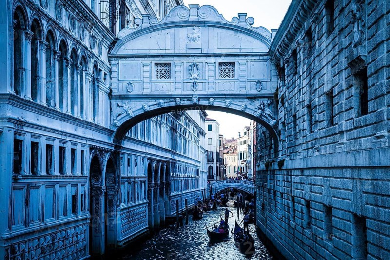 Tourists in gondolas sailing on the Rio de Palazzo o de Canonica Canal under the Bridge of Sighs (Ponte dei Sospiri) in Venice, Italy, Europe