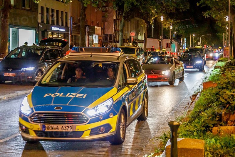 Weekend traffic in Düsseldorf's historic city centre, Heinrich-Heine-Allee, police car, Düsseldorf, North Rhine-Westphalia, Germany, Europe