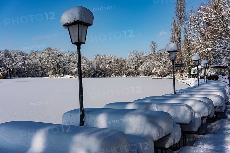 Snow on tables and lanterns, beer garden of the Seehaus, Kleinhesseloher See, winter with snow in the southern part of the English Garden, Munich, Bavaria, Germany, Europe