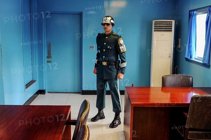 02.05.2013, Panmunjom, South Korea, Asia, A South Korean guard soldier stands in a defensive posture in a negotiation barrack in the Joint Security Area within the demilitarised zone, Asia