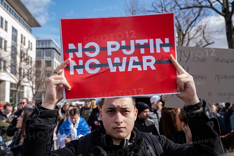 17.03.2024, Berlin, Germany, Europe, Thousands of people protest in front of the Russian Embassy on Unter den Linden in Berlin's Mitte district under the title, Europe