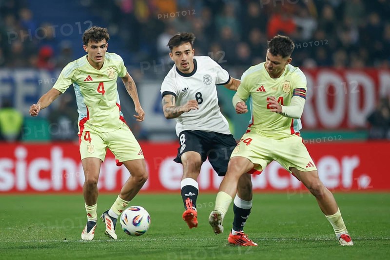 Football, U21, Friendly match, 2024/2025, Germany U21 vs. Spain U21, 25.03.2025, Merck-Stadion am Böllenfalltor, Darmstadt, Germany, Jens CASTROP (Germany U21, 08) centre in the fight for the ball with Stefan BAJETIC Spain U21 left and Gabri VEIGA (Spain U21, 24), Europe