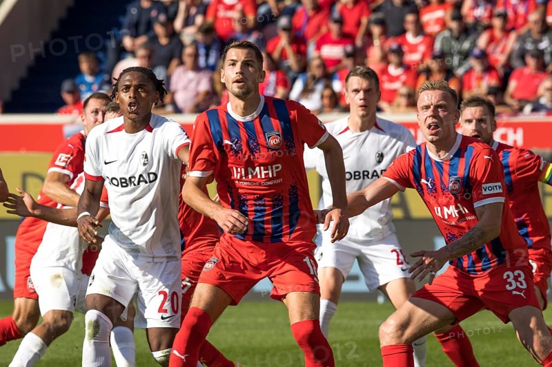 Football match, from left to right Junior ADAMU SC Freiburg, Marvin PIERINGER 1. FC Heidenheim, Matthias GINTER SC Freiburg, Lennard MALONEY 1. FC Heidenheim and captain Patrick MAINKA 1. FC Heidenheim wait concentrated for the corner kick to be taken, Voith-Arena football stadium, Heidenheim