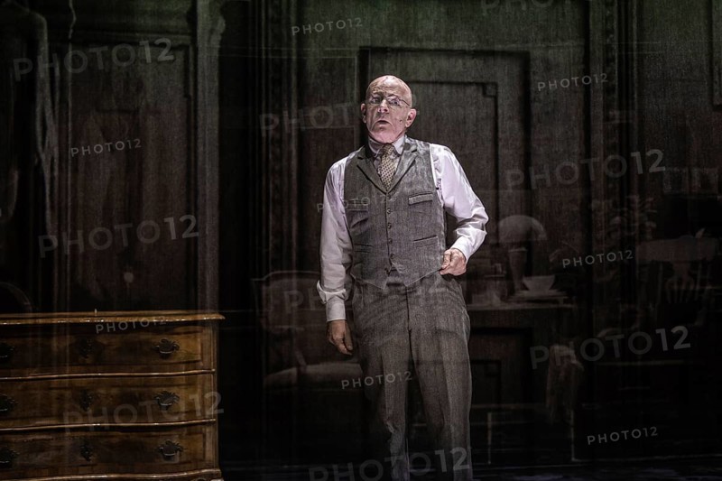 By Adam Ganz and Scanlab Projects in co-operation with the Berliner Ensemble and the Komische Oper (Berlin) . With the help of projections, the play tells the story of the life of Felix and Erna Ganz, who in 1942 were forced into a so-called