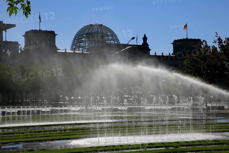 Reichstag, Lawn sprinkler, Berlin, Federal Republic of Germany