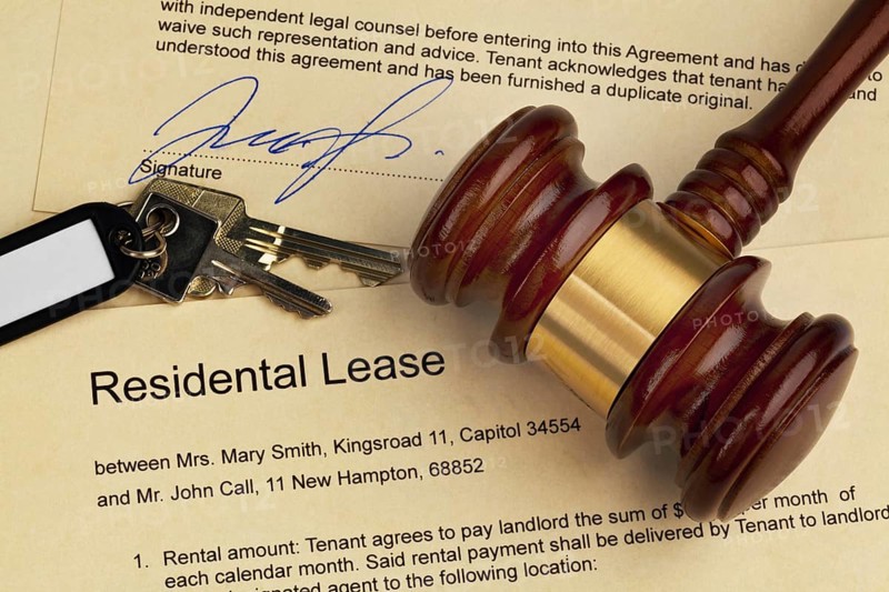 The key to a flat and a tenancy agreement in English. With euro money, Austria seems