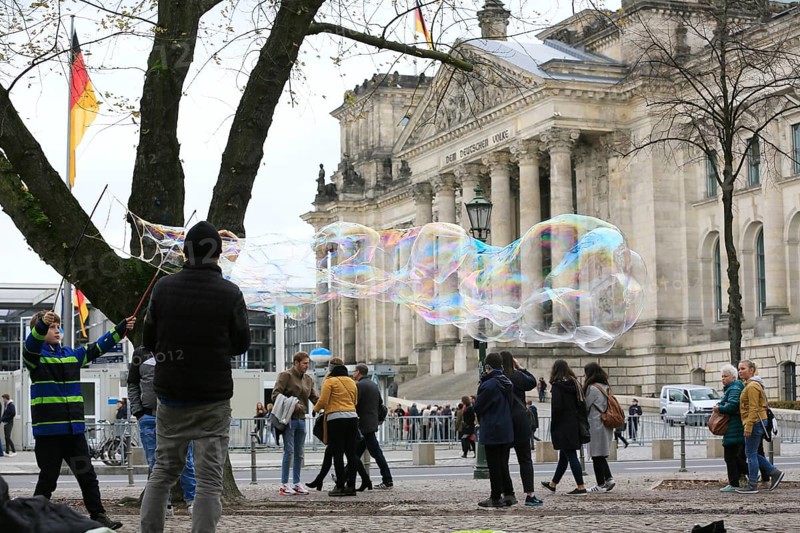 Symbolic image PLACING COALITION NEGOTIATIONS, soap bubbles in front of the Reichstag seat German Bundestag during the coalition negotiations between CDU, CSU, FDP and The Greens about a possible Jamaica coalition, government district Berlin, Germany, Europe