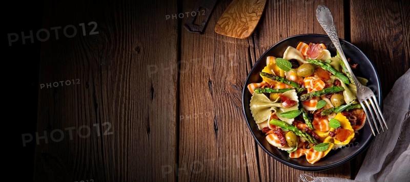 Pasta salad with green asparagus, olives and Parma ham