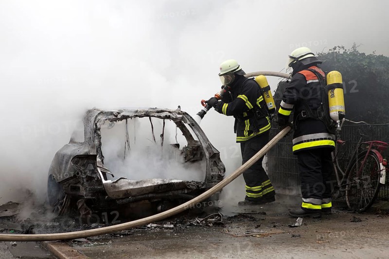 Fire brigade extinguishes burning cars on the Elbchaussee in Hamburg after the riots at the G20 summit, 2017