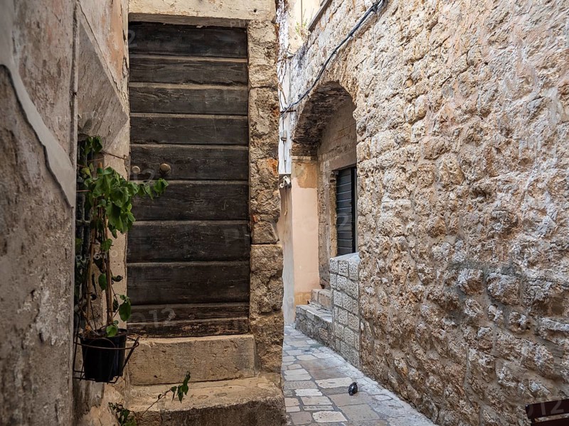Alley in the old town centre, Dubrovnik, Dalmatia, Croatia, Europe