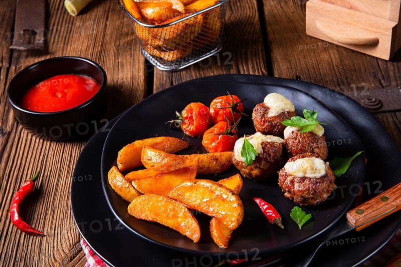 Meatballs with potato quarters from the oven