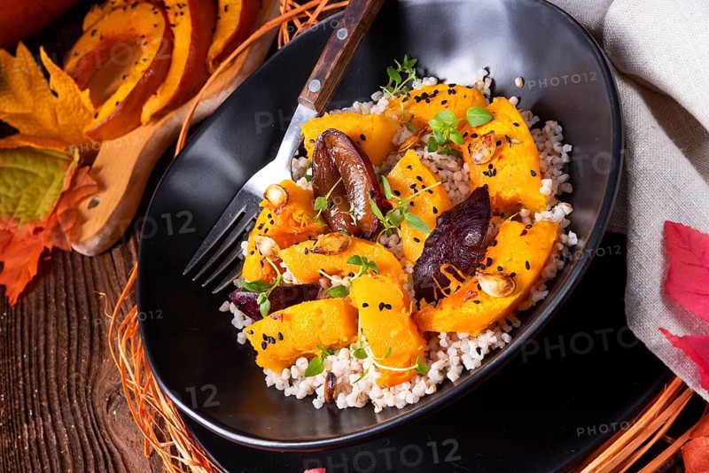 Gratinierte vegetarische kürbis mit gerste hafer, pflaumen und thymian