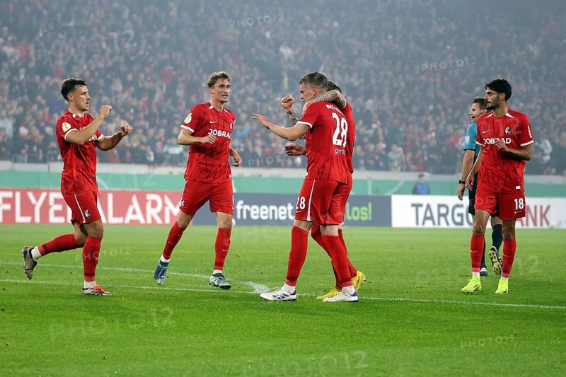 Matthias Ginter (SC Freiburg) has given Sportclub a 1-0 lead and is celebrated by his colleagues for his Tor tor during the match for the DFB Cup 2024-25, 2nd round: SC Freiburg vs Hamburger SV, Freiburg im Breisgau, Germany / Germany