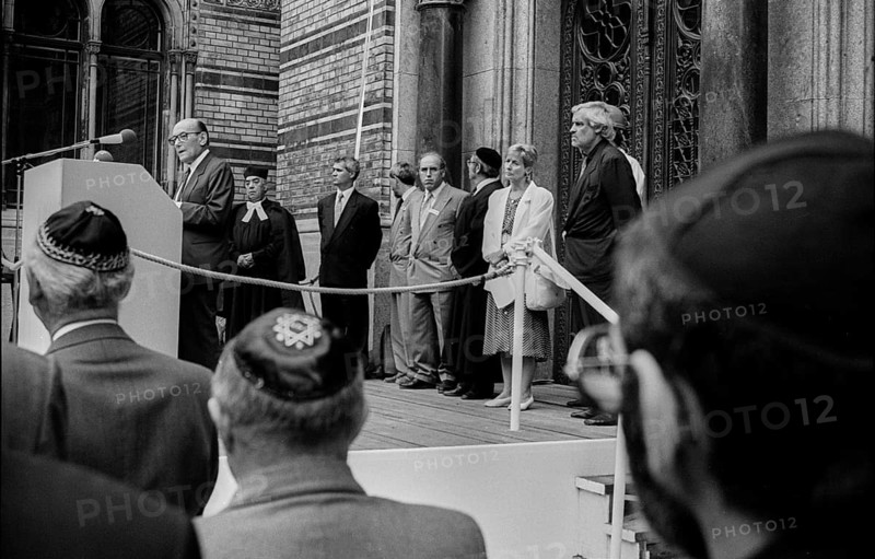 Germany, Berlin, 05.09.1991, Ceremony for the unveiling of the renewed lettering above the entrance to the New Synagogue in Oranienburger Straße, Heinz Galinski (at the lectern), in the background Cantor Estrongo Nachama, Wolfgang Nagel, ..., Dr Hermann Simon, Senator Christine Bergmann, Senator for Culture Roloff Momin (from left to right) in the background Cantor Estrongo Nachama, Senator for Culture Roloff Momin (from left to right), Europe