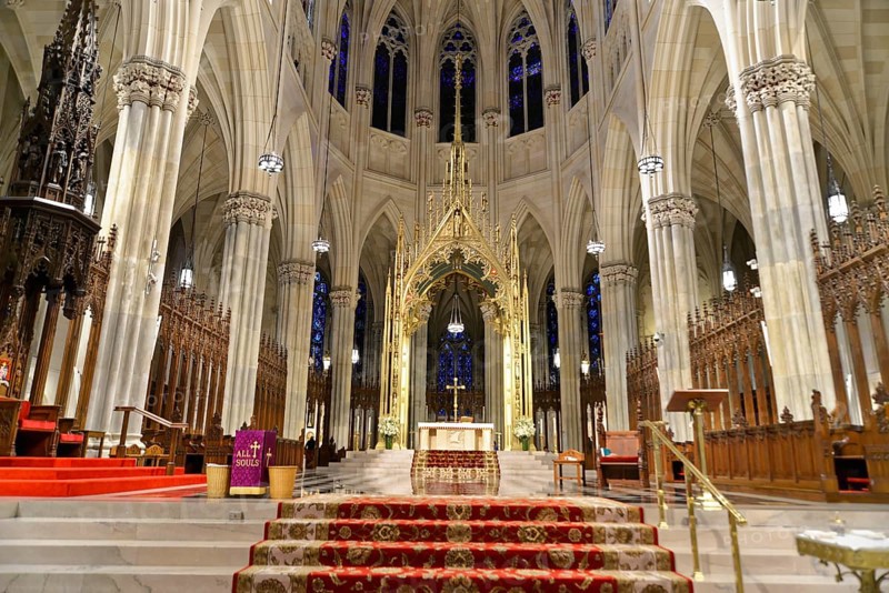 Saint Patricks Old Cathedral or Old St. Patricks, Lower Manhattan, Magnificent Gothic altar in the centre of a church interior, Manhattan, New York City, New York, USA, North America