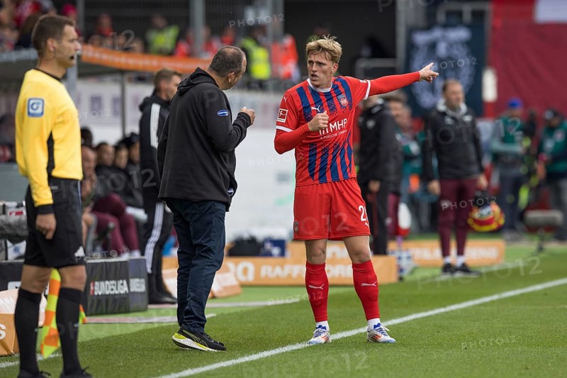 Football match, Mikkel KAUFMANN 1.FC Heidenheim right in conversation with coach Frank SCHMIDT 1.FC Heidenheim, Mikkel KAUFMANN 1. FC Heidenheim points with his right arm in the direction of Leipzig's half of the pitch, Voith-Arena football stadium, Heidenheim
