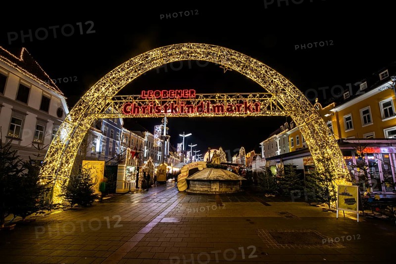 Archway, illuminated entrance to the Christmas market, night shot, main square of Leoben, Styria, Austria, Europe