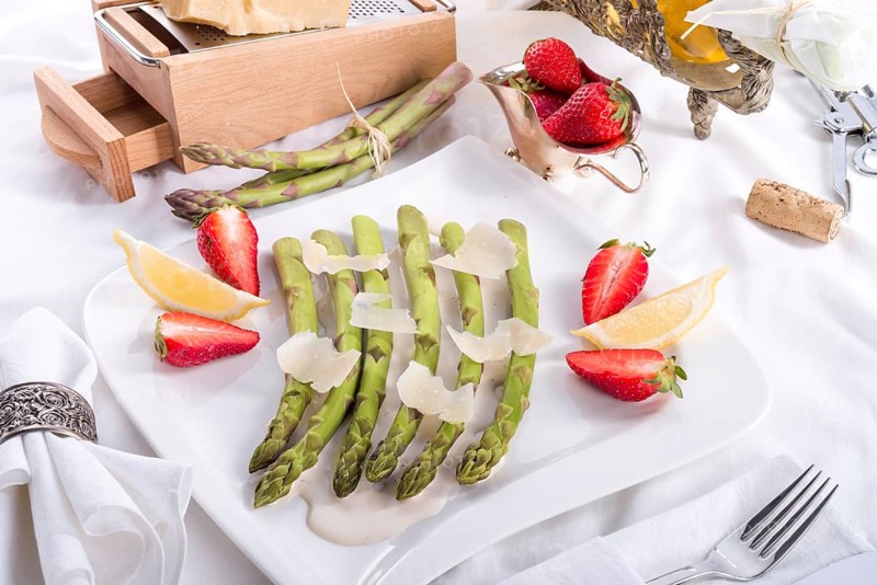 Blanchiertes asparagus with truffle sauce