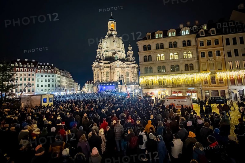 32nd Christmas Vespers and historic Christmas market on Neumarkt square in front of the Frauenkirche. According to the organisers, around 13, 000 people gathered for the traditional open-air vespers. Saxony's Protestant Bishop Tobias Bilz called for peace and humanity in his sermon. Dresden, Saxony, Germany, Europe