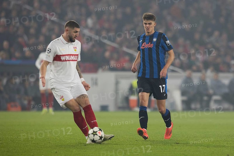 Football match, Jeff CHABOT VFB Stuttgart left with back pass to the back, Charles DE KETELAERE Atalanta Bergamo arrives too late, Stuttgart Arena, Stuttgart