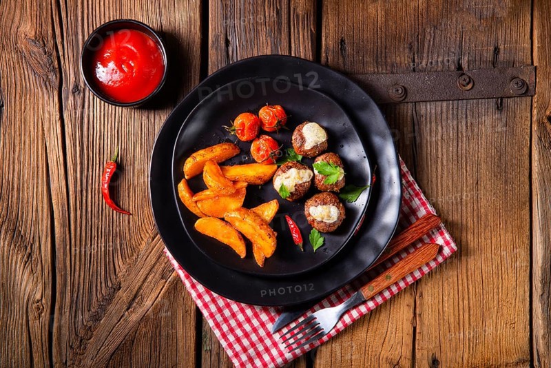 Meatballs with potato quarters from the oven