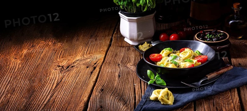 Rustic spinach tortellini with cheese and cocktail cocktail tomatoes
