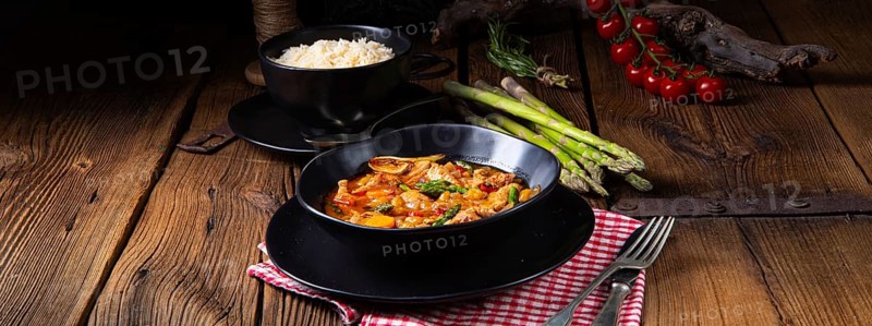 Colourful turkey fricassee with asparagus and peppers