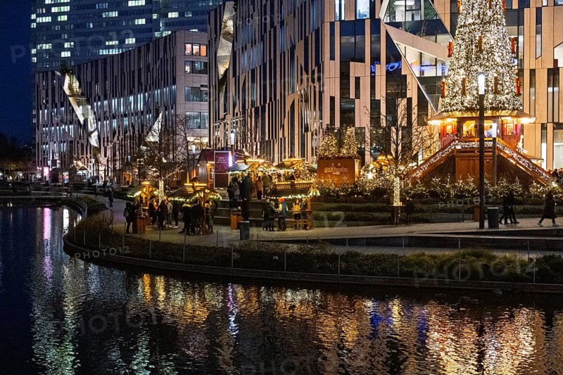 Decorated Christmas tree and Christmas market in front of the Kö-Bogen building at Corneliusplatz on Königsallee in Düsseldorf, North Rhine-Westphalia, Germany, 29 November 2024, Europe