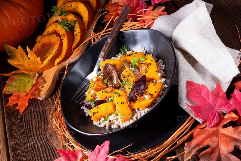 Gratinated vegetarian pumpkin with barley, oats, plums and thyme