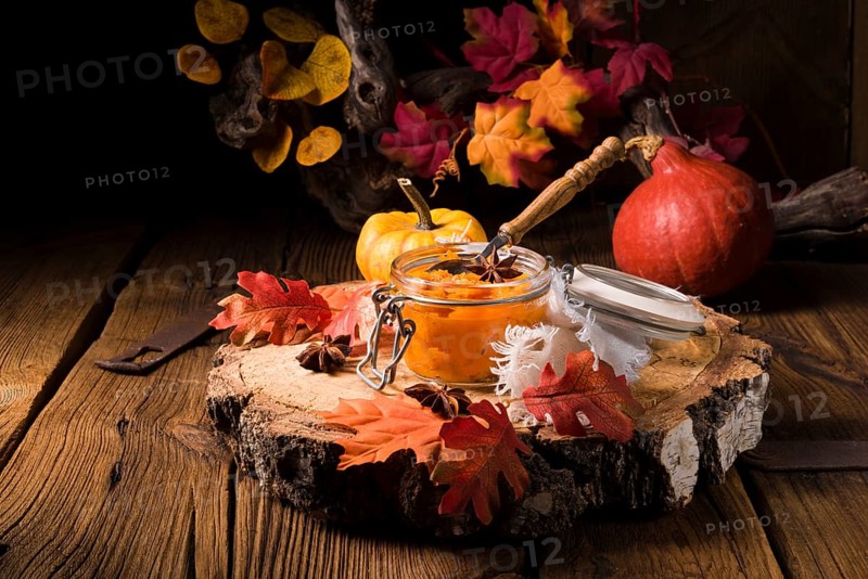 Ein köstlicher herbstlicher cremiger hokkaido kürbis pure