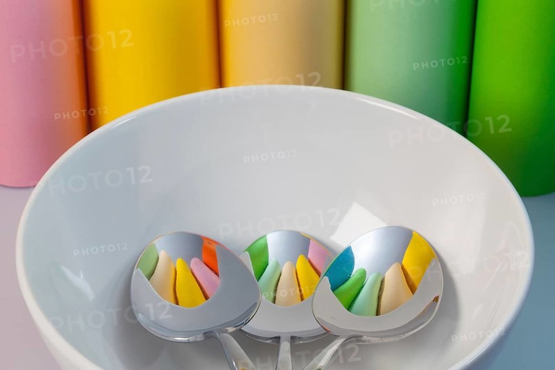 One ceramic bowl and three spoons