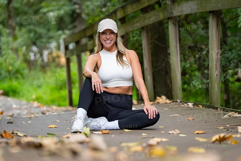 A gorgeous blonde model, dressed in sleek workout clothes, takes a well-deserved break after an intense outdoor workout. She relaxes in the fresh air, exuding confidence and vitality, Nashville, United States of America