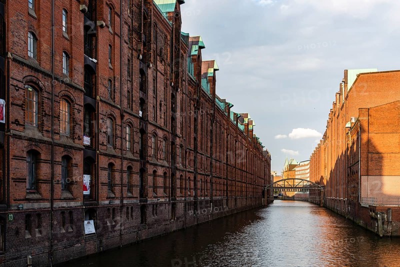 Hamburg, Deutschland, 3. August 2019: Die Speicherstadt oder das Lagerviertel. Wandrahmsfleet-Kanal. UNESCO-Welterbe