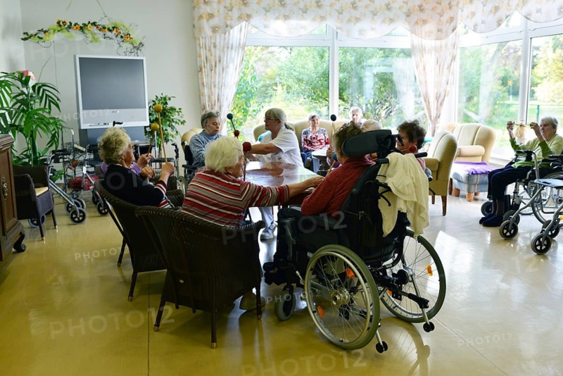 Exemplary care in old people's homes, such as here in the senior citizens' centre of the Arbeiterwohlfahrt (AWO), is not found everywhere. The friendly affection of the staff and the well-designed light-flooded rooms create a pleasant atmosphere for the seniors. DEU, Germany, Marl: Exemplary care in nursing homes, such as here at the senior centre of the Workers' Welfare Association (AWO) is not to be found anywhere. The friendly affection of the, 178/Seniorenzentrum der AWO/DEU, Germany, Europe