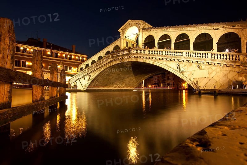 Ponte di Rialto by night in Venice