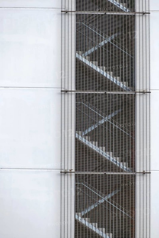 Feuertreppe mit Stäben, Symbol für Brandschutz, Fluchtweg, Österreich