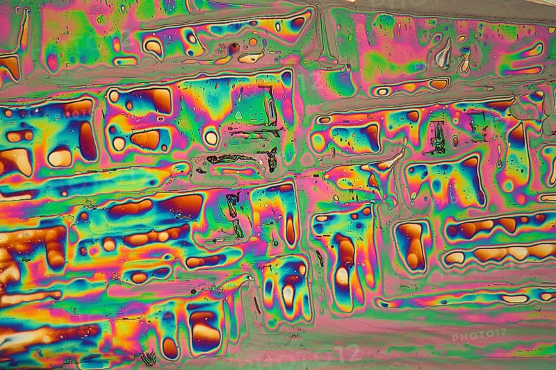 Lanthanum nitrate crystals under the microscope (100x magnification) and in polarised light